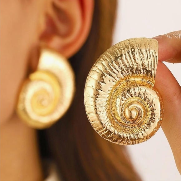 🔸️ DANNIJO🔸️ Gold Shell Swirl Viva Earrings - Picture 3 of 5